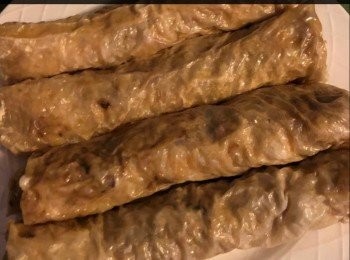 step5: 包好的肉卷一條一條擺放好後，便可以用蒸籠蒸約15-20分鐘後取出，放置冷却後，可以整條炸，或切一塊塊，用熱油炸至肉卷金黃色便可。 上桌時可以醮一些醬汁味道更皆。