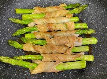 step2: 煎熟蘆筍豚肉卷煎，加入醬汁煮熱至濃稠，灑上芝麻，即可