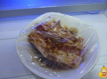 step7: 接下來就放入冰箱；最好是醃漬一天，如果時間比較緊迫的人，大概醃漬15~30分鐘也可