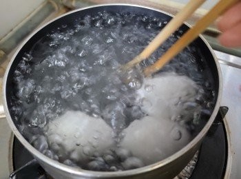 step4: 轉中火煮6分鐘，最好用計時器, 期間不要蓋上煲蓋 
   Tips:  (頭一分鐘，用筷子輕輕攪動雞蛋，可令蛋黃固定在蛋的中央）