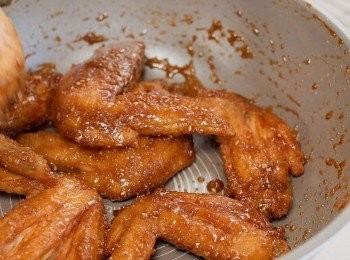 step4: 把<a href="https://bit.ly/3zHU5V3" target="_blank" data-keyword="雞翼" class="guide-link"><strong>雞翼</strong></a> <span style="display:inline-block;vertical-align:middle;margin-top:-3px;color:initial;border-radius:3px;padding:2px 3px;font-size:12px;line-height:14px;background:#87d300;color:#fff;">即買</span> 倒入醬汁中。
灑上芝麻作裝飾
喜歡可以加七味粉或辣椒粉 增加風味。

完成！