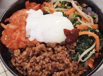 step5: 準備白飯後
可以加入各種配菜
<span class="group_1">蔬菜</span>+肉末+泡菜+韓式辣椒醬+溫泉蛋
煎荷包蛋也可以喔！

完成!