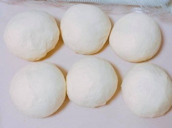 step4: 第一次發酵完成後，取出麵團，以木棍壓出氣泡，放上電子磅磅出麵團重量，平均分成6份麵團，讓麵團鬆弛15分鐘