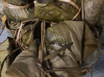 step7: 水滾後將所有翪放入煲內水必須浸到所有粽,以中大火烚2小時,關火後留在煲內焗多1時