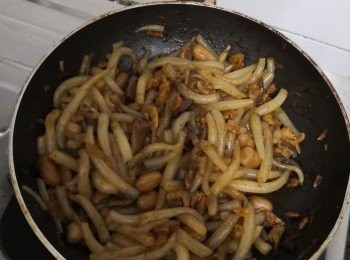 step3: 先下油中小火爆香蔥白，蝦乾絲菜脯絲豆乾絲後落銀針粉大火快炒