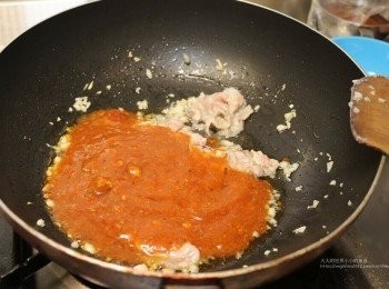 step2: 放入適量的台塑餐飲義大利醬。義大利醬除了看的到瘦豬腿肉、還聞的到迷迭香、月桂葉的香氣，讓我們不用備料備得那麼辛苦。