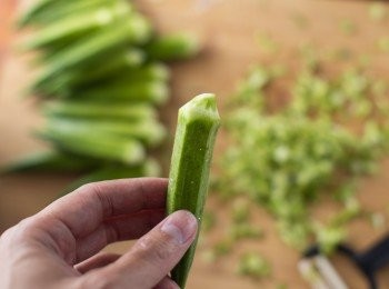 step2: 將秋葵的蒂頭削掉並洗淨備用。