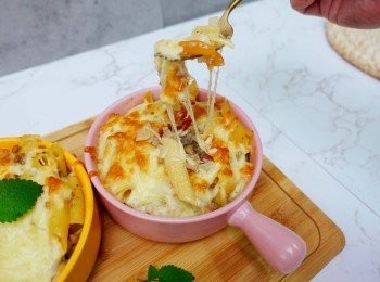 step6: 超級牽絲好吃~
如果是露營沒有烤箱，就把乳酪絲放到義大利麵上，
再蓋上鍋蓋小火加熱，把起司融化即可~