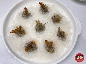 step6: 蝦子洗淨，把蝦頭去掉，再把蝦子剝殼，留下蝦尾殼。用剪刀把蝦背剪開去腸泥，把蝦子捲進河粉中，蝦尾巴朝上