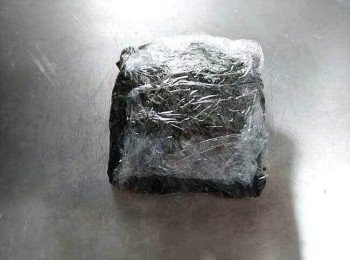 step5: 海苔四角向中央折起，再用保鮮膜將整個飯糰包起來