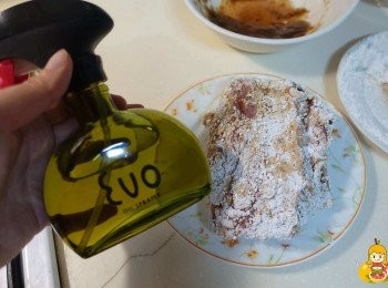 step9: 把它均勻撒在豬五花肉上，稍微按壓一下，整塊肉包含兩面都要均勻撒上，建議粉一定要抹勻塗厚，接下來等地瓜粉反潮後，像照片那樣，油不用噴灑太多