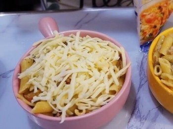 step4: 最後放上滿滿的乳酪絲，烤箱200度烤10分鐘