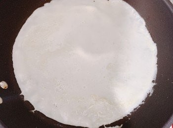 step2: 把粉液倒入已燒熱油的煎鑊中，煎至金黃色取出。