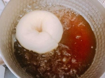 step8: 把每個貝果每一面放入沸騰的黑糖水加熱30秒