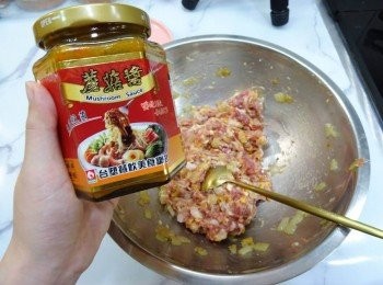 step3: 加入絞肉，順時鐘攪拌。加入絞肉，順時鐘攪拌