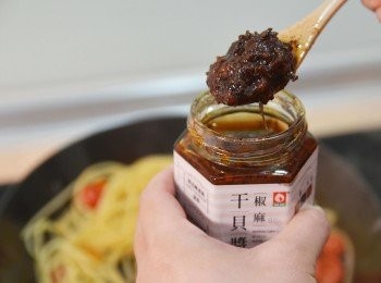 step3: 不必其他辛香料或調味料，只要一匙椒麻干貝醬即可