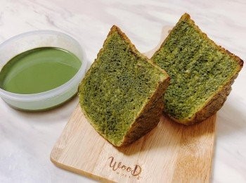 step9: 吐司放涼後，隨即切成三角狀，掃上焦糖抹茶牛奶醬，放入焗爐以180度焗5分鐘。