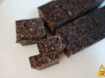 step2: 米血糕非常多媽媽社團都推薦全聯的北港豬血糕，切成易入口大小