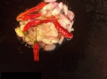 step5: 再加入辣椒爆香