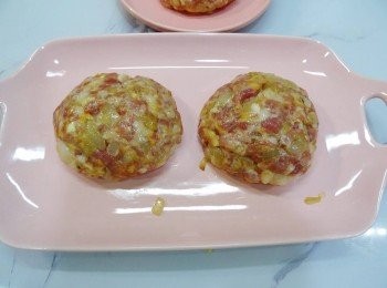 step4: 可加入麵包粉，沒有也沒關係，麵包粉可以增加口感。把漢堡肉肉分成三等份。把漢堡肉肉分成三等份