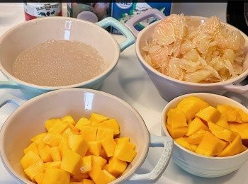 step4: 金柚去皮取肉；芒果去核起肉，切粒