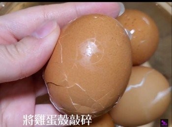 step8: 雞蛋煮好浸冰水降溫，之後用匙羹把蛋殼敲裂。