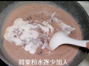 step6: 熄火後將粟粉水續少加入及攪拌，粉漿會慢慢開始凝固。
