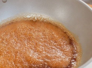 step3: 製作醬汁：
把所有調味料（醬油，味林，清酒，糖，磨碎的大蒜）
放入鍋中煮沸後關火。
然後把2湯匙芝麻磨碎。
然後倒入醬汁中 。磨碎後的芝麻會更香喔！