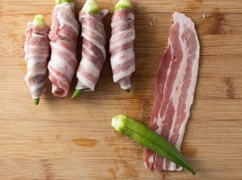 step3: 用豬五花肉片將秋葵捲起