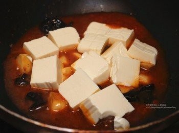 step2: 放入雅涵全素義大利醬三分之一瓶、木耳快速拌炒後再放入豆腐，加半碗水避免醬料燒焦。