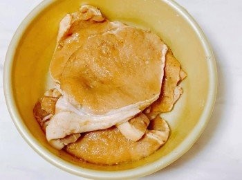 step1: 豬扒切斷根，用刀背拍鬆肉，加入<span class="group_2">醃料</span>醃20分鐘