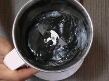 step2: 把芝麻放入攪拌機攪拌成幻細的芝麻醬。