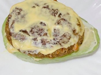 step3: 切開牛油果，塗蛋黃沙律醬及蜜糖芥末醬在漢堡牛扒上，放兩片蕃茄於漢堡牛扒上，最後放上牛油果撒上黑椒，以金屬簽或竹簽固定