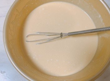 step1: 先把天婦羅粉加入水及雞蛋攪拌均勻，放入雪櫃15分鐘，讓粉漿冷凍