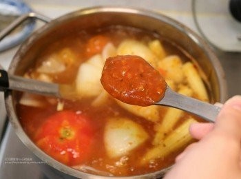 step4: 加入適量的雅涵全素義大利醬和鹽巴，將三分之二罐全加進去，然後小火燉煮。