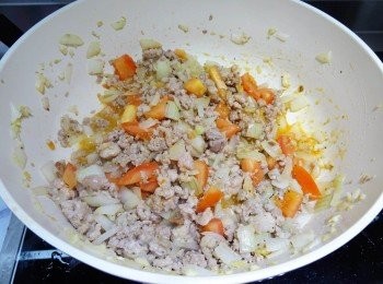 step2: 蒜末薑末爆香，炒香洋蔥。
加入絞肉炒熟，加入鹽巴、黑胡椒粒、義大利醬2大匙調味