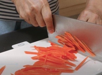 step2: 把韭菜和紅蘿蔔清洗乾淨，然後切段。