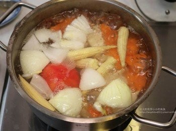 step3: 洋蔥、紅蘿蔔、馬鈴薯切塊下鍋熬煮，所有的蔬菜都可一同放入熬煮(很