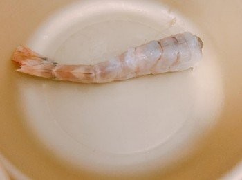 step3: 虎蝦要去腸、剝走蝦殼，在背面要𠝹四刀斷筋。蝦尾要斬開4分1的部位去走水分，否則油炸時會嚴重彈油