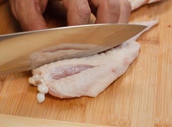 step1: 準備<a href="https://bit.ly/3zHU5V3" target="_blank" data-keyword="雞翼" class="guide-link"><strong>雞翼</strong></a> <span style="display:inline-block;vertical-align:middle;margin-top:-3px;color:initial;border-radius:3px;padding:2px 3px;font-size:12px;line-height:14px;background:#87d300;color:#fff;">即買</span> ，用廚房紙擦去多餘的水份。
將肉的部分切一點點。
加入一些麵粉包裹住整隻<a href="https://bit.ly/3zHU5V3" target="_blank" data-keyword="雞翼" class="guide-link"><strong>雞翼</strong></a> <span style="display:inline-block;vertical-align:middle;margin-top:-3px;color:initial;border-radius:3px;padding:2px 3px;font-size:12px;line-height:14px;background:#87d300;color:#fff;">即買</span> 。

詳細可參考影片：）