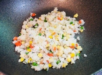 step1: 用昨天的隔夜飯，加上嫩煎雞蛋豆腐<span class="group_1">食材</span>一起橄欖油拌炒。空氣中瀰漫的好香的炒飯香，米粒收乾水分，粒粒分明！