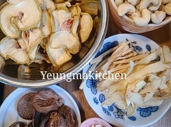 step1: 沙參、玉竹和南北杏洗淨浸水約15分鐘備用。腰果汆水備用；無花果洗淨切半備用。陳皮洗淨，浸軟後刮瓤。雪梨乾洗淨浸水約15分鐘備用。