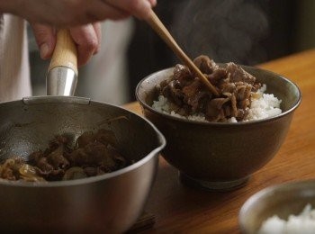 step6: 醬汁淋上白飯，放上洋蔥與牛肉放上紅薑與一味