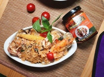 step7: 略帶了一點蕃茄酸氣的義大利醬燉飯，營養又美味，
而且我們只要備好<span class="group_1">食材</span>，其它的調味就交給義大利醬就好，超省事啊。
http://www.tairsuh.com.tw