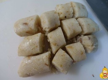 step3: 糯米腸，一樣也是切成易入口大小，米腸它到時候需要先蒸熟再炒才會熟，切的時候會有腸衣分離問題，這個看個人喜好可選擇蒸熟完切，或是目前有點冷藏凍狀狀態切也可以。(不要在完全常溫、生的時候切喔，因為一定會散的一蹋糊塗！)