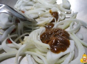 step7: 這時候如果拌炒太乾的話，就可以加入黑胡椒醬一起拌炒