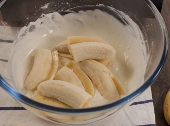 step1: *準備：牛油預先融化成液態。

把所有粉類材料倒入大碗中，攪拌均勻。
然後加入牛油溶液和水。
攪拌成糊狀。

把香蕉切塊
放進麵糊中混合均勻。

詳細可參考影片：）