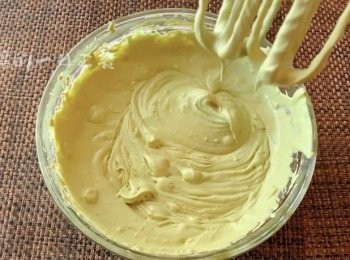 step4: 淡奶油半杯，打发到五六分，出现纹路的时候就可有混合牛油果泥，最后是蛋黄液，混合均匀以后放进冰箱冷冻三四个小时