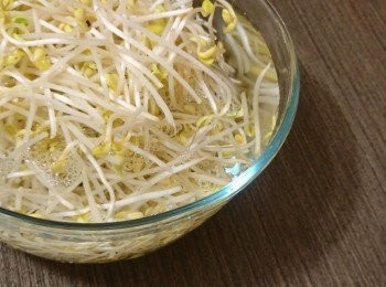step1: 把大豆芽菜浸泡並清洗乾淨。