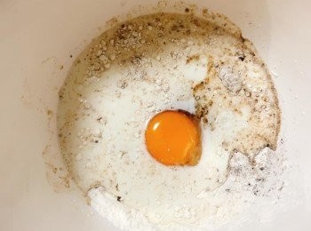 step1: 先準備粉漿，將牛油隔水加熱至溶解。將全麥粉、雞蛋、牛油液、牛奶、鹽混合打發至沒有粉粒，靜置10分鐘